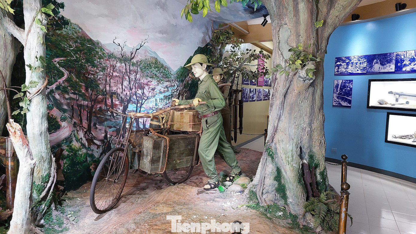 Bên cạnh các hiện vật trưng bày ngoài trời, khu di tích còn một nhà Bảo tàng với hàng trăm hiện vật có giá trị về lịch sử, khoa học.