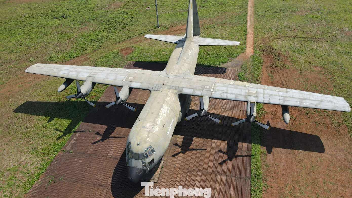 Trong số này bao gồm cả chiếc không lực C-130, máy bay vận tải quân sự nổi tiếng thế giới của Mỹ. Ngoài ra còn có những chiếc CH47 Chinook, UH-1A, xe tăng M48, M41, M113, pháo 155 ly cùng hàng chục vỏ bom, đạn.