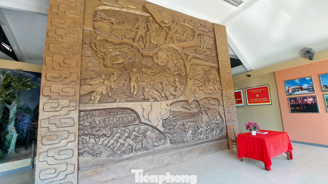 Bên cạnh các hiện vật trưng bày ngoài trời, khu di tích còn một nhà Bảo tàng với hàng trăm hiện vật có giá trị về lịch sử, khoa học.