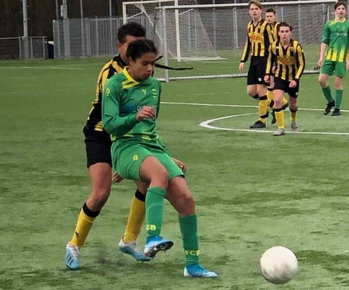 ... tới năm 17 tuổi vẫn luôn chơi trong đội bóng đá nam. ... tới năm 17 tuổi vẫn luôn chơi trong đội bóng đá nam.