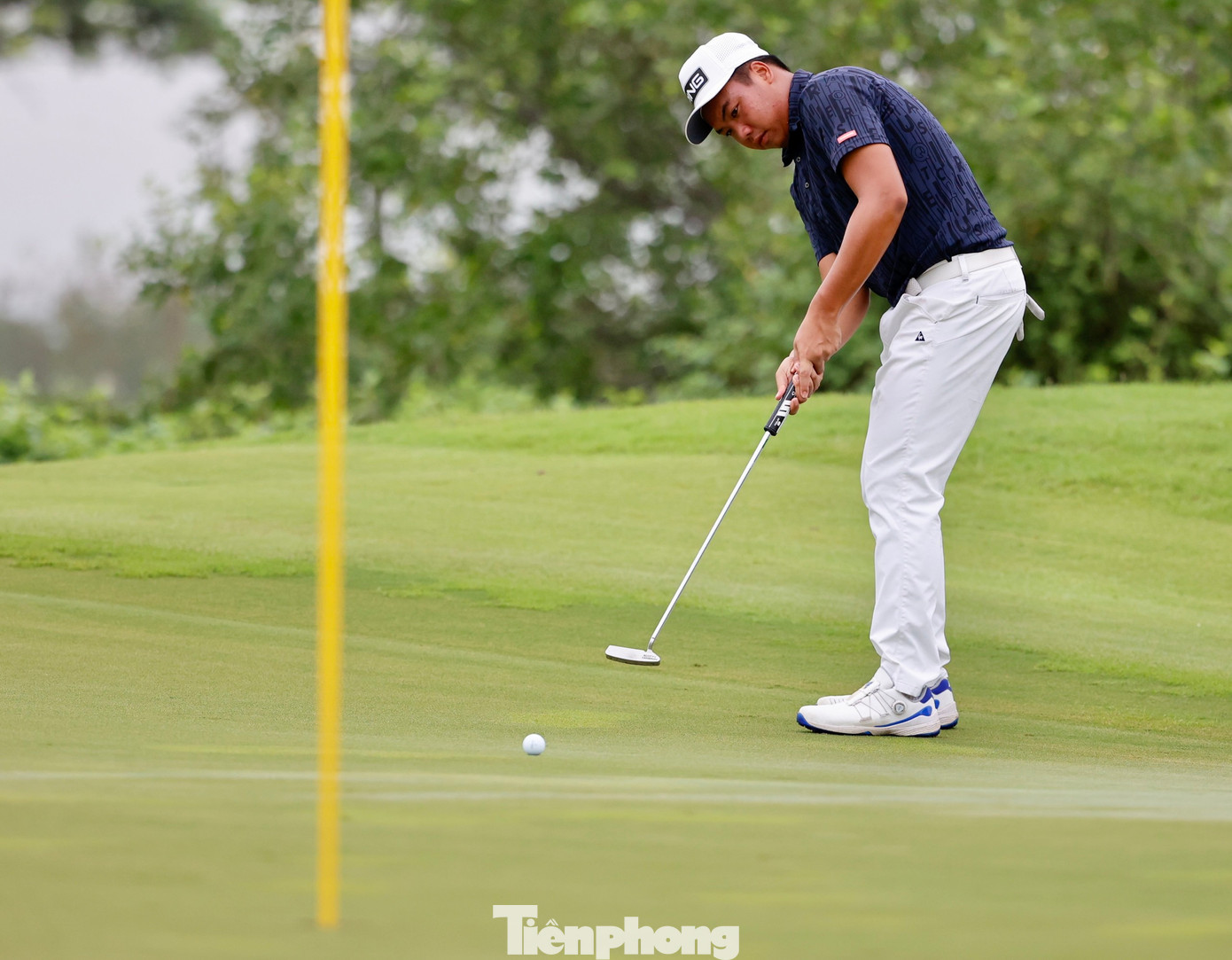 Tại hố số 1, Anh Minh chỉ cần hai gậy để đưa bóng lên green, nhưng mất hai gạt để kết thúc. Một khởi đầu không trọn vẹn của Anh Minh. Tại hố số 1, Anh Minh chỉ cần hai gậy để đưa bóng lên green, nhưng mất hai gạt để kết thúc. Một khởi đầu không trọn vẹn của Anh Minh.