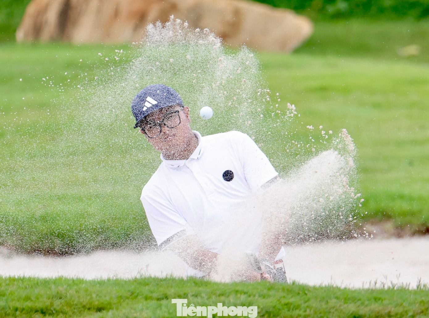Nhất Long dính bẫy cát. Cú đánh tiếp theo cũng không thể đưa bóng lên thẳng green. Nhất Long dính bẫy cát. Cú đánh tiếp theo cũng không thể đưa bóng lên thẳng green.