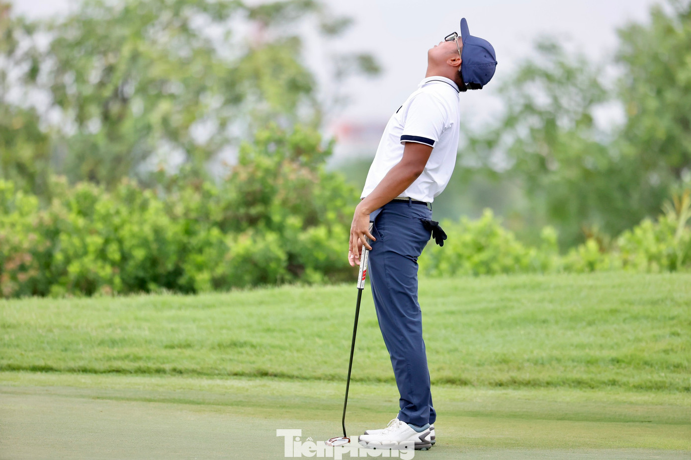 Nhất Long tỏ rõ sự thất vọng. Nhất Long tỏ rõ sự thất vọng.