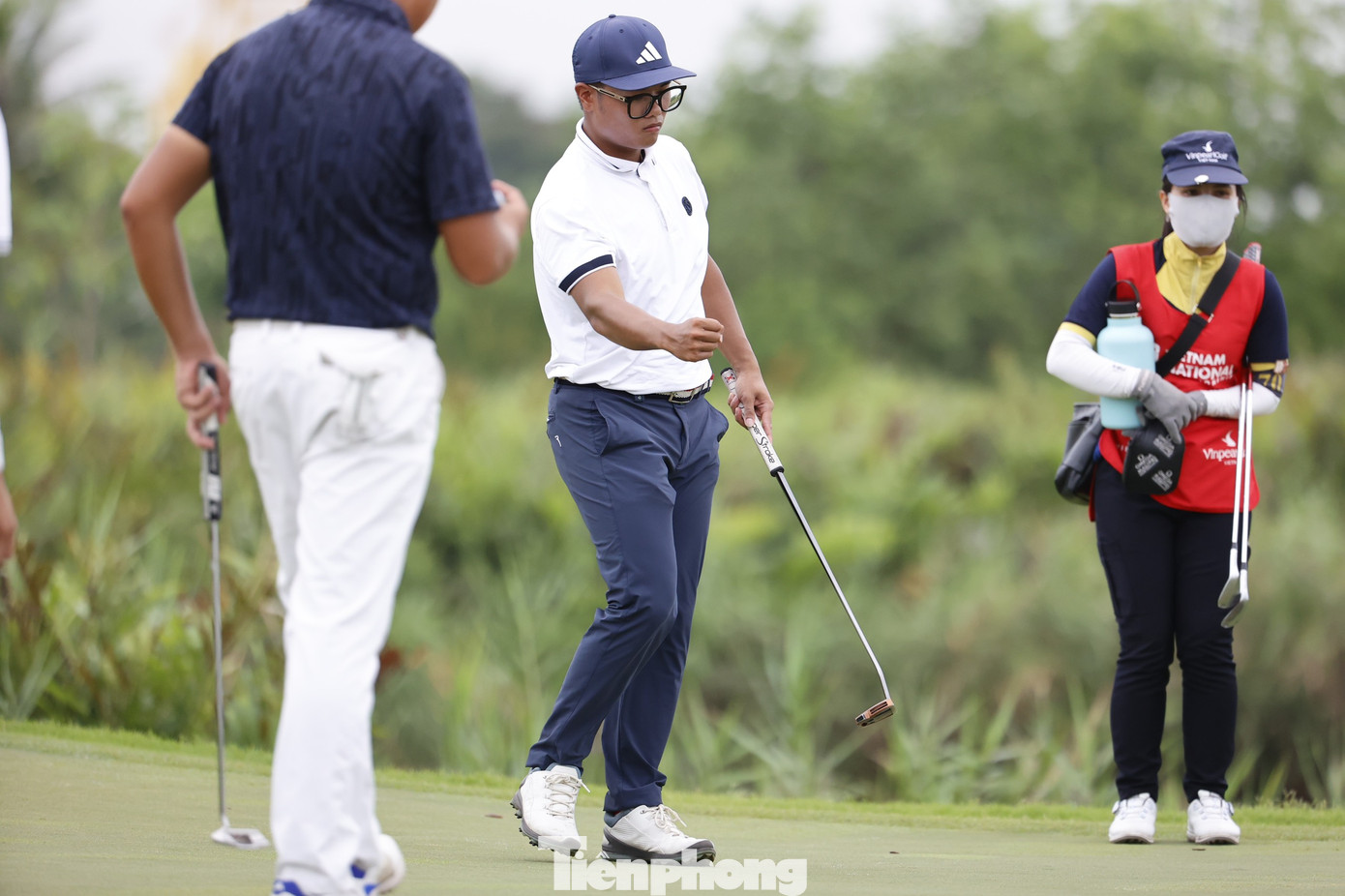 Nhất Long đưa bóng vào lỗ với 4 gậy chuẩn. Anh đấm tay, tỏ rõ sự hài lòng. Nhất Long đưa bóng vào lỗ với 4 gậy chuẩn. Anh đấm tay, tỏ rõ sự hài lòng.