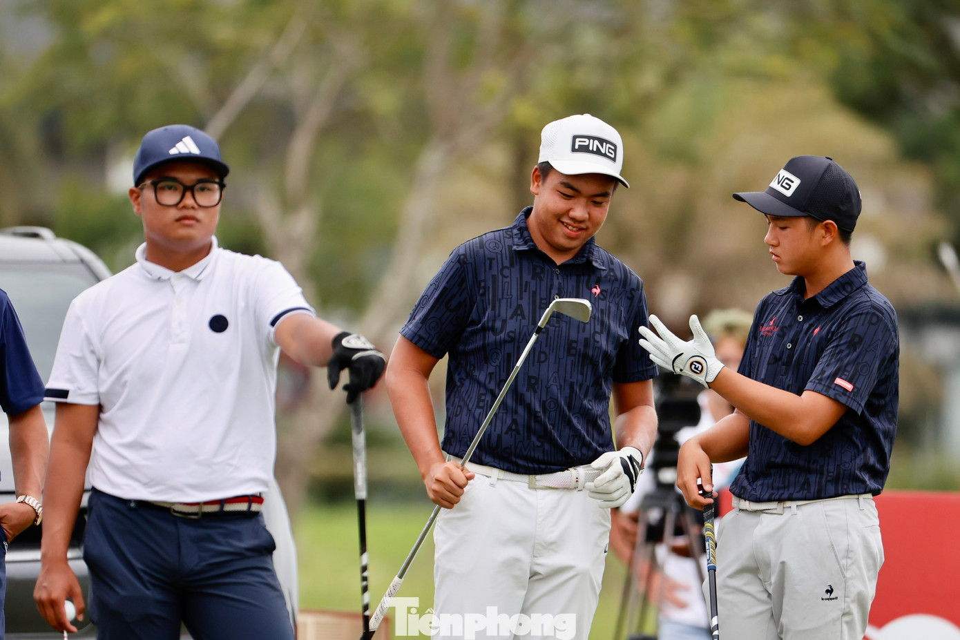 Bộ ba đua vô địch Giải Vô địch Golf Quốc gia năm 2023 - Cúp VinFast bắt đầu ngày thi đấu thứ ba với tâm trạng khác nhau. Đặng Minh vui vẻ, Nhất Long tự tin còn Anh Minh đăm chiêu. Bộ ba đua vô địch Giải Vô địch Golf Quốc gia năm 2023 - Cúp VinFast bắt đầu ngày thi đấu thứ ba với tâm trạng khác nhau. Đặng Minh vui vẻ, Nhất Long tự tin còn Anh Minh đăm chiêu.