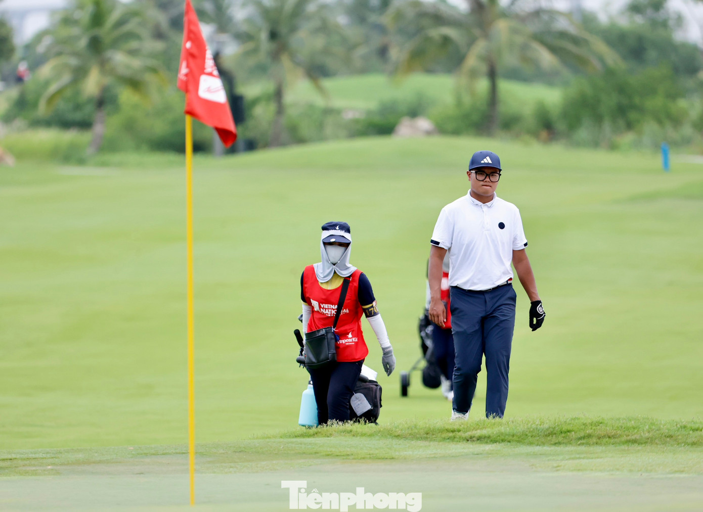 Tuy vậy, đen đủi đến với Nhất Long ở hố số 2. Cú driver của anh khiến bóng bay lệch sang trái và biến mất trong bụi cây. Anh buộc phải giải thoát và cộng một gậy. Nhất Long mắc bogey ở hố này. Tâm trạng vui vẻ đã không còn. Tuy vậy, đen đủi đến với Nhất Long ở hố số 2. Cú driver của anh khiến bóng bay lệch sang trái và biến mất trong bụi cây. Anh buộc phải giải thoát và cộng một gậy. Nhất Long mắc bogey ở hố này. Tâm trạng vui vẻ đã không còn.