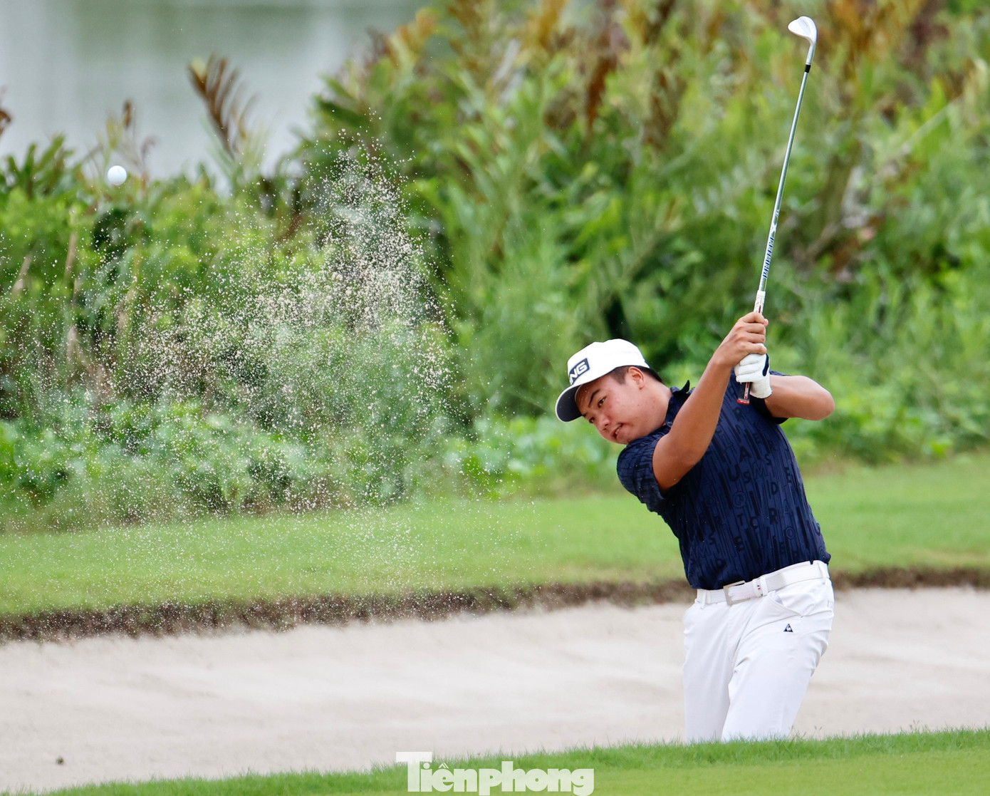 Đặng Minh cũng không làm tốt hơn. "Hỏng rồi", anh thốt lên. Đặng Minh cũng không làm tốt hơn. "Hỏng rồi", anh thốt lên.