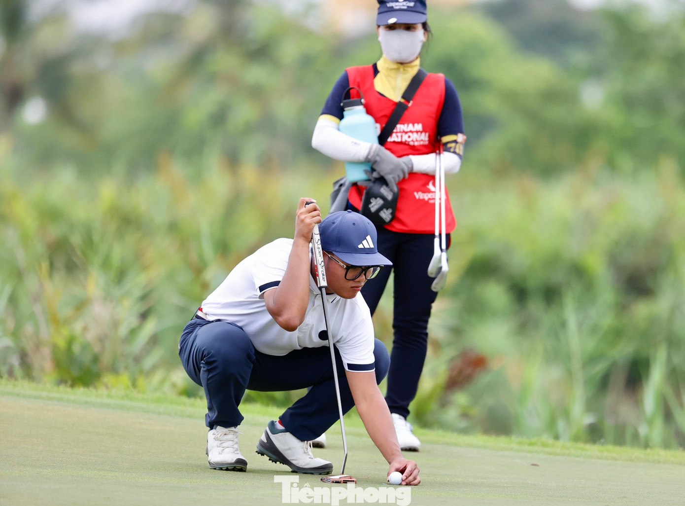 Nhất Long đưa bóng vào lỗ với 4 gậy chuẩn. Anh đấm tay, tỏ rõ sự hài lòng. Nhất Long đưa bóng vào lỗ với 4 gậy chuẩn. Anh đấm tay, tỏ rõ sự hài lòng.