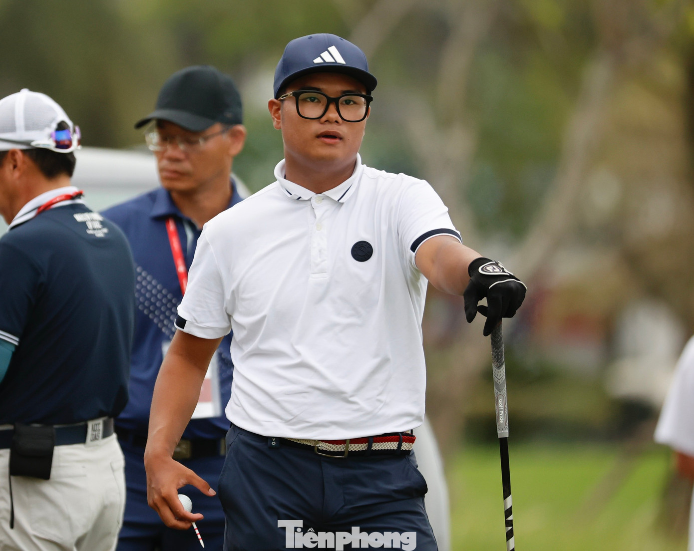 Nhất Long rất hưng phấn với việc soán ngôi đầu của Đặng Minh ở ngày thi đấu thứ hai. Nhất Long rất hưng phấn với việc soán ngôi đầu của Đặng Minh ở ngày thi đấu thứ hai.