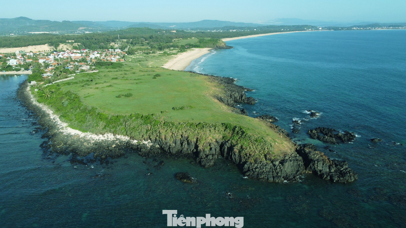 Đứng giữa không gian này, đón nhận làn gió mát lành từ đại dương mênh mông thổi đến, mọi muộn phiền chợt tan biến, cho phép tâm hồn được nghỉ ngơi.