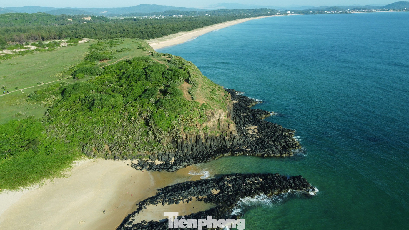 &quot;Tôi thấy ngày ấy tìm đến đây/ Tôi thấy thanh thản như mây trời/ Tôi thấy hạnh phúc bên kia đồi, gọi những bình yên nào ghé chơi...&quot;. Giai điệu bài hát Tôi thấy hoa vàng trên cỏ xanh tự nhiên văng vẳng, bên tiếng sóng vỗ vào ghềnh đá, khiến thật khó để rời đi.