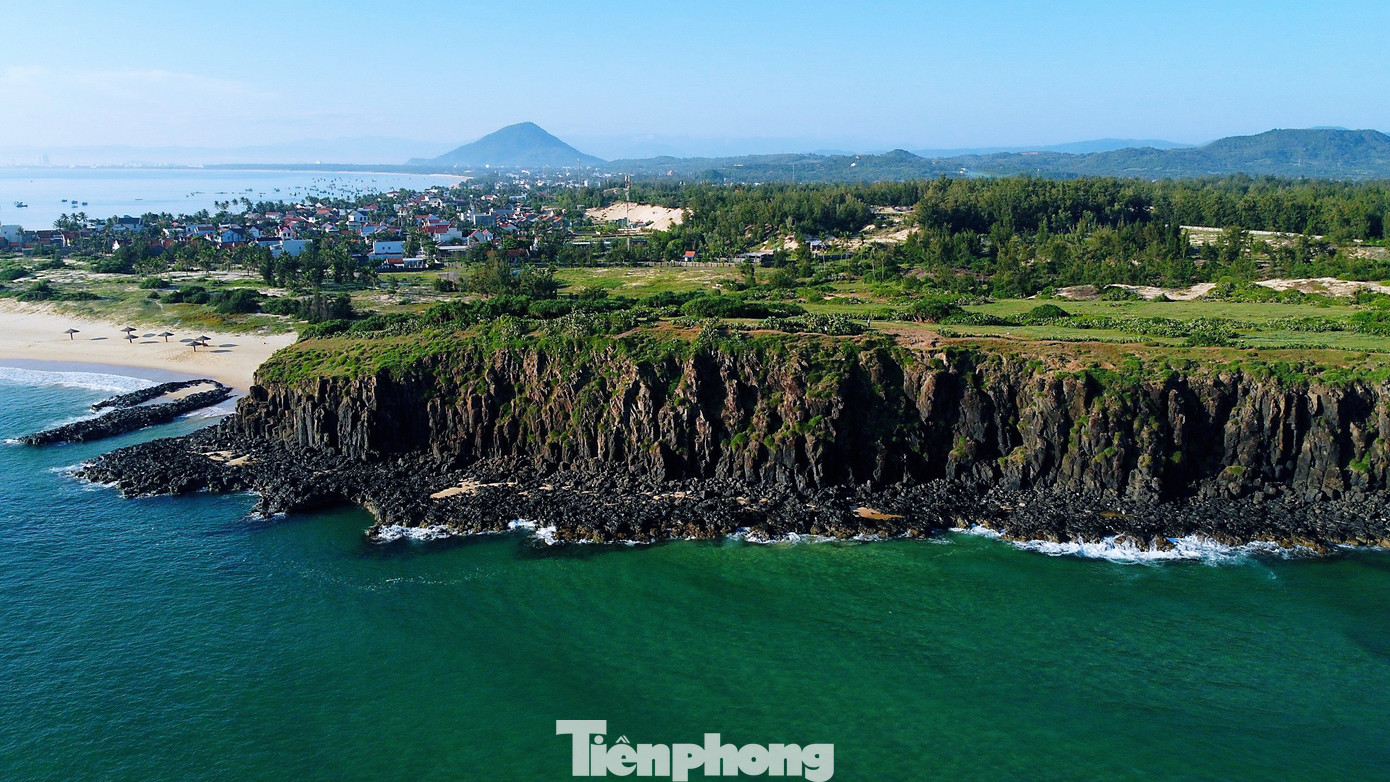 Nếu chỉ nhìn vào vách đá đen (với cấu tạo địa chất tương tự gành Đá Đĩa), ai có thể nghĩ rằng chúng đang nâng đỡ cả một khoảng trời tự do đầy chất thơ.