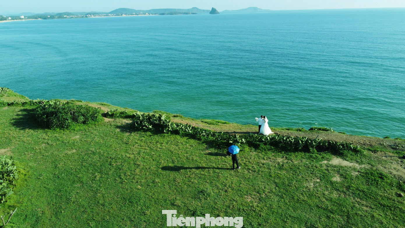 Trước sự quyến rũ của bãi Xép, tất cả bỗng thấy đây chính là nơi họ thuộc về. Nơi mang lại hạnh phúc với ánh nắng khiêu vũ trên hoa vàng và cỏ xanh.