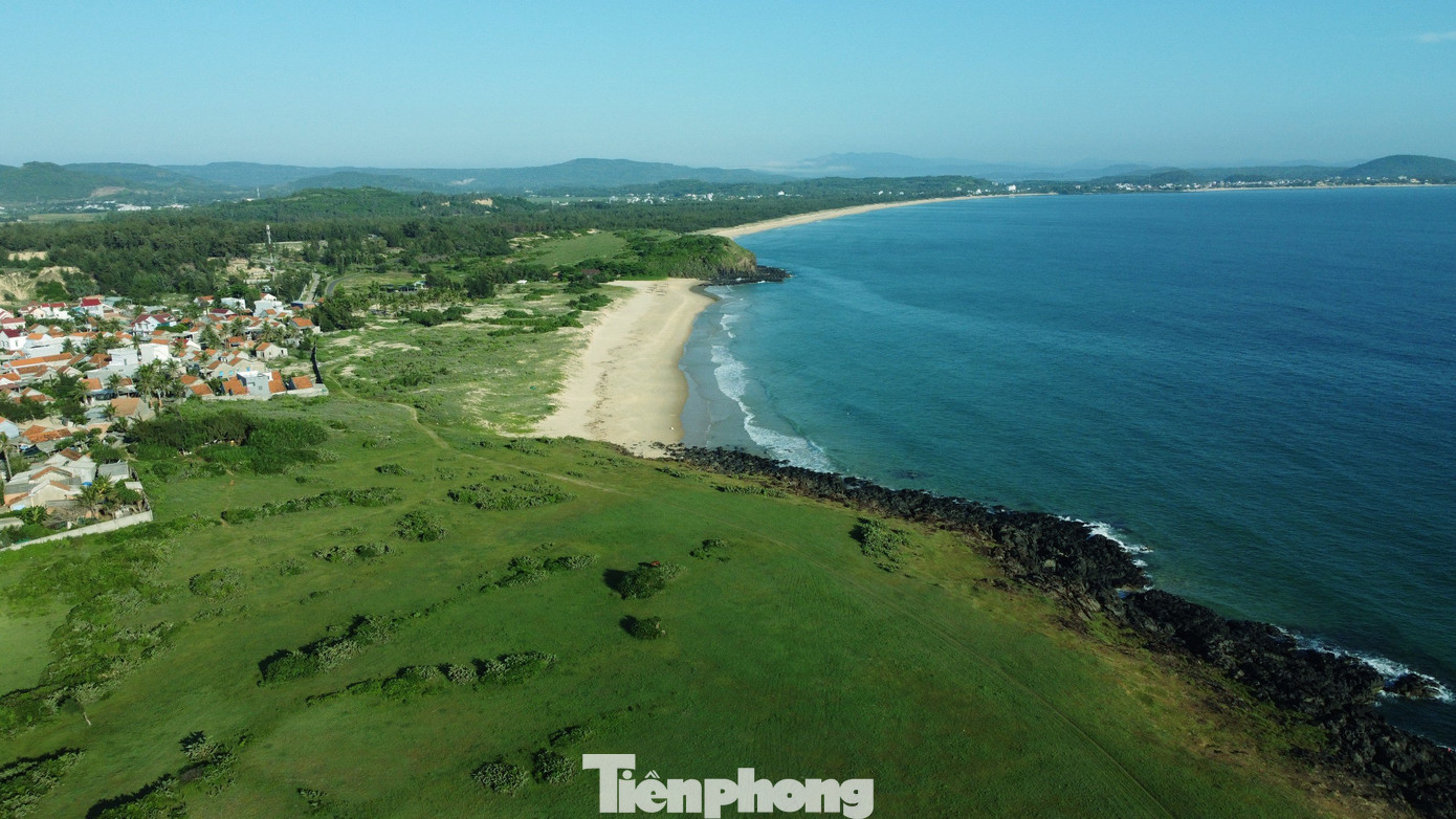 &quot;Tôi thấy ngày ấy tìm đến đây/ Tôi thấy thanh thản như mây trời/ Tôi thấy hạnh phúc bên kia đồi, gọi những bình yên nào ghé chơi...&quot;. Giai điệu bài hát Tôi thấy hoa vàng trên cỏ xanh tự nhiên văng vẳng, bên tiếng sóng vỗ vào ghềnh đá, khiến thật khó để rời đi.