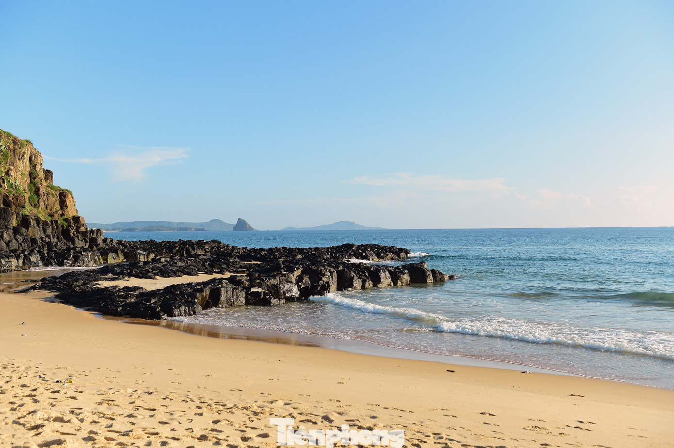 Từ thành phố Tuy Hòa, Phú Yên ngược lên phía Bắc chỉ khoảng 12 cây số, bạn sẽ tới bãi Xép, nơi nằm giữa gành Ông và gành Bà. Cảnh quan nơi đây còn nguyên vẻ hoang sơ mộc mạc, và đó chính là lý do đạo diễn Victor Vũ chọn làm bối cảnh phim Tôi thấy hoa vàng trên cỏ xanh.