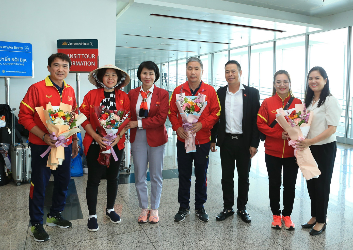 Mừng về nhà, các cô gái kim cương! ảnh 52