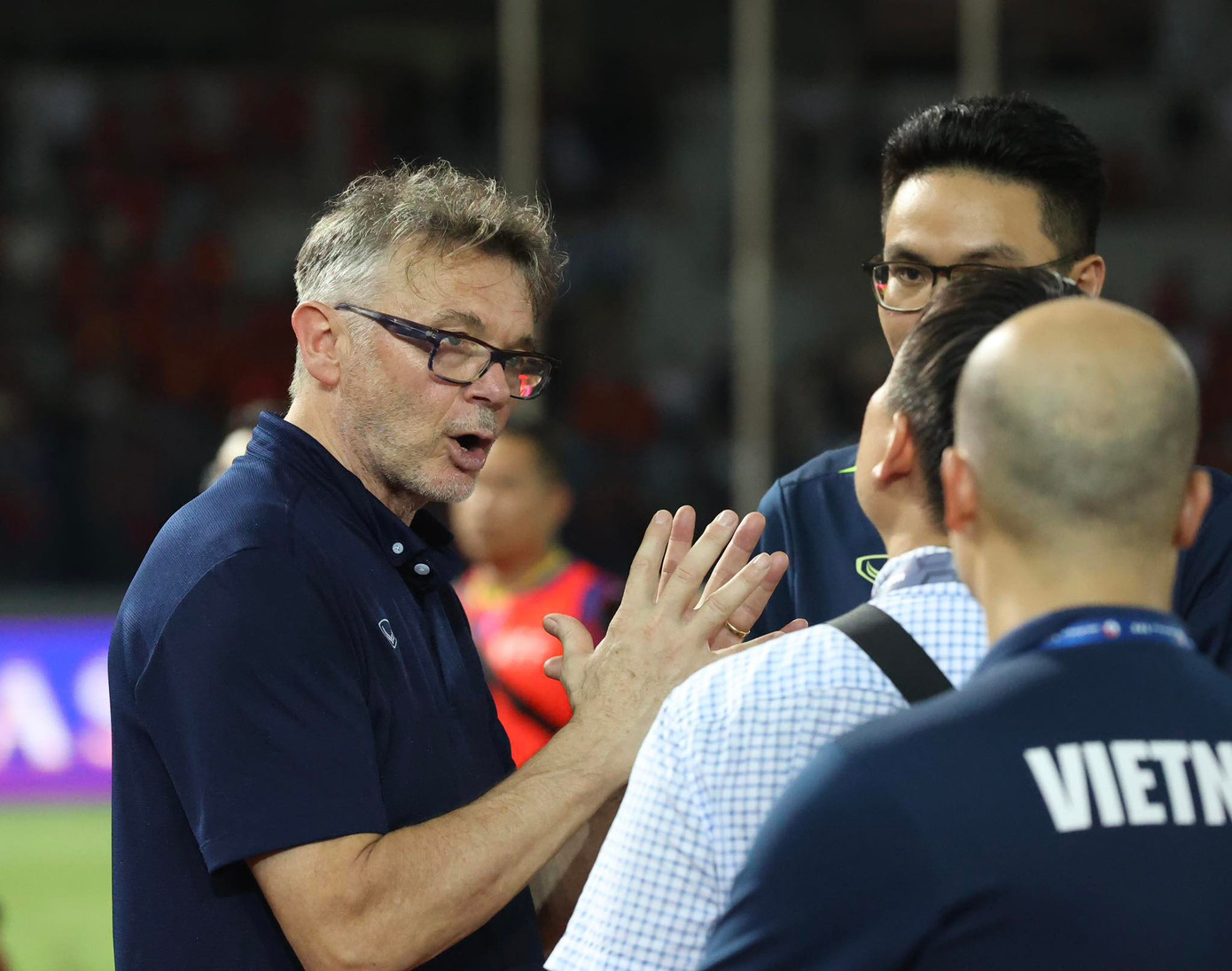 HLV Troussier cho biết Quang Hải, Văn Toàn, Công Phượng có thể chơi bóng cùng nhau. HLV Troussier cho biết Quang Hải, Văn Toàn, Công Phượng có thể chơi bóng cùng nhau.