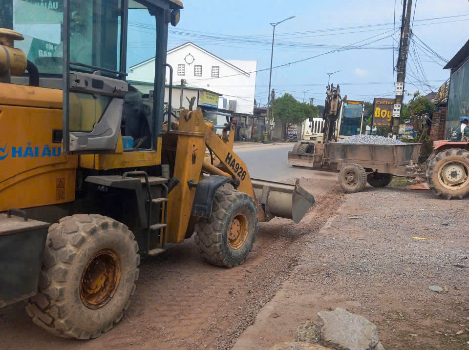 Xe chuyên dụng cũng được sử dụng, nhằm đẩy nhanh tiến độ, trả lại vẻ đẹp cho những con đường mà hơn 7.000 VĐV của Tiền Phong Marathon 2025 chạy qua. Xe chuyên dụng cũng được sử dụng, nhằm đẩy nhanh tiến độ, trả lại vẻ đẹp cho những con đường mà hơn 7.000 VĐV của Tiền Phong Marathon 2025 chạy qua.