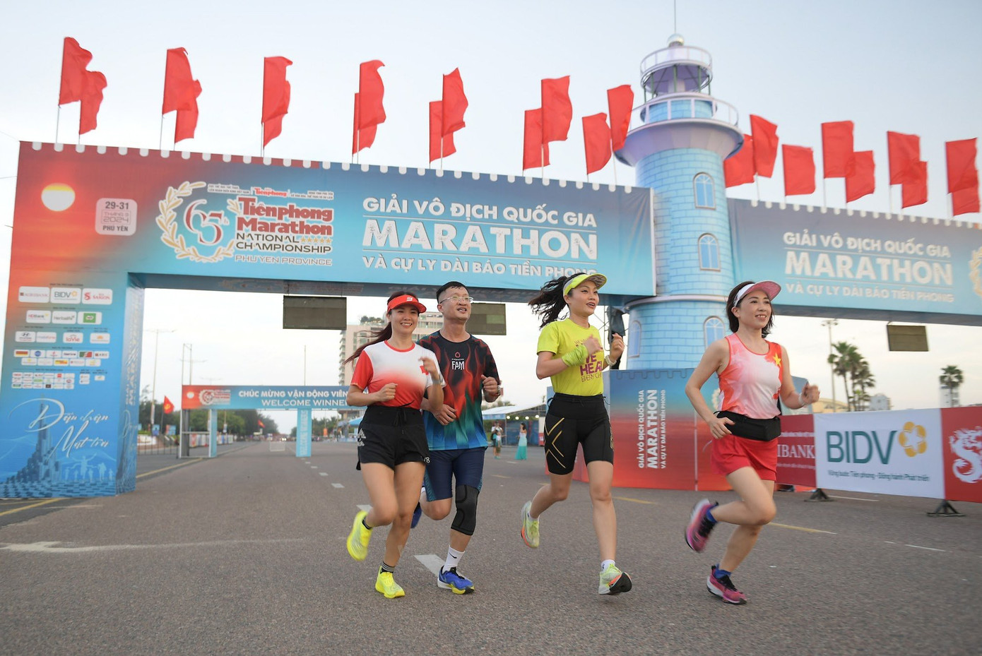 Nhiều vận động viên vui vẻ bước ra đường chạy, sẵn sàng tranh tài tại Tiền Phong Marathon 2024.