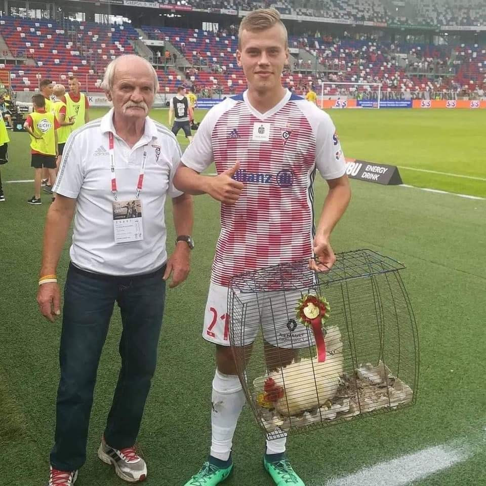 Cầu thủ của CLB Gornik Zabrze tại giải Ba Lan nhận được chú gà trống ở mùa giải 2018/19.