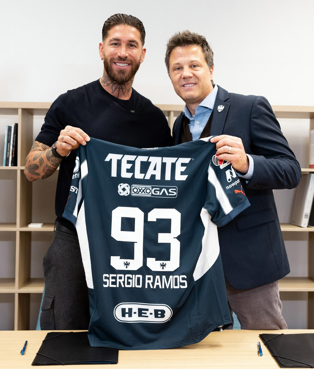 Sergio Ramos và Chủ tịch Jose Antonio Noriega của Monterrey.