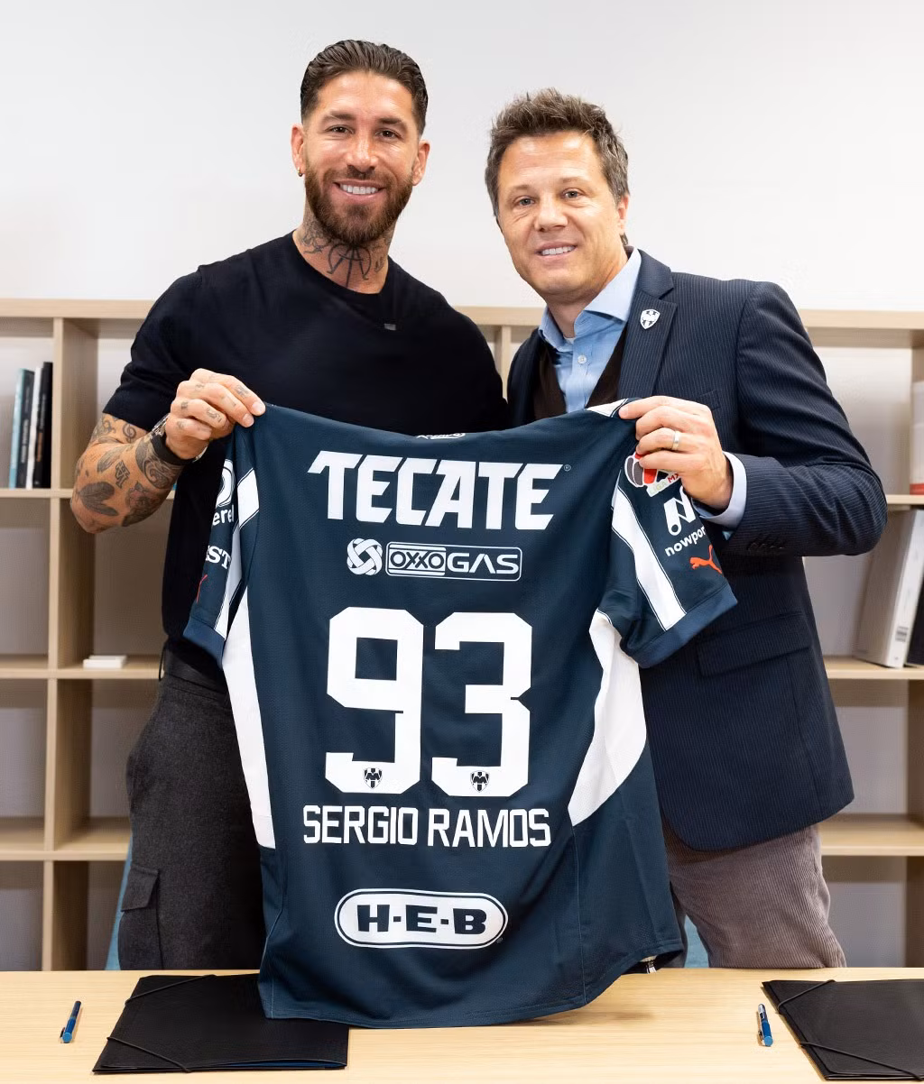 Sergio Ramos và Chủ tịch Jose Antonio Noriega của Monterrey. Sergio Ramos và Chủ tịch Jose Antonio Noriega của Monterrey.
