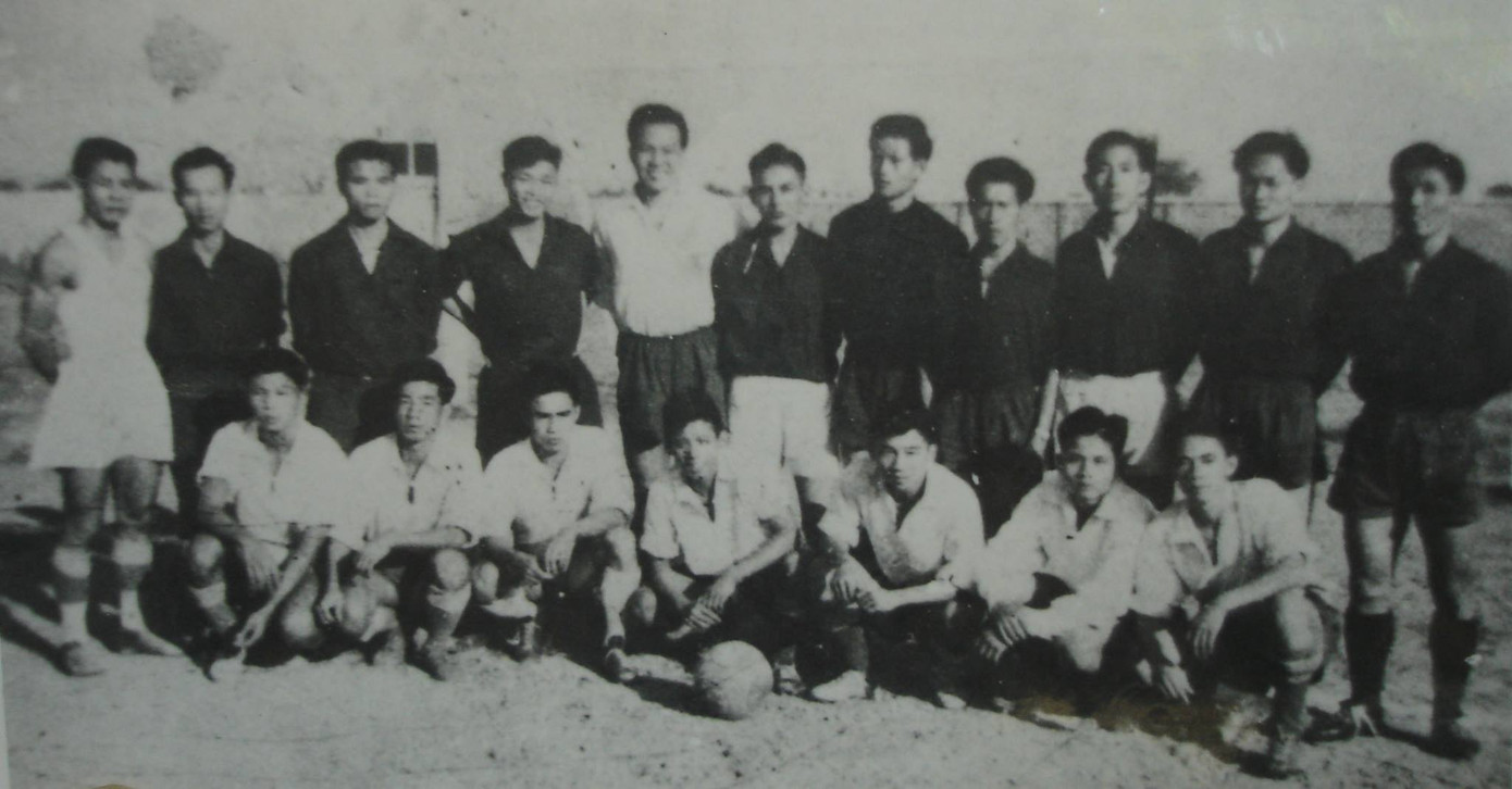 Tuyển bóng đá Liên quân Hải Phòng năm 1946, ảnh của nhà văn Đặng Vương Hưng được cố danh thủ Nguyễn Lan cung cấp. Tuyển bóng đá Liên quân Hải Phòng năm 1946, ảnh của nhà văn Đặng Vương Hưng được cố danh thủ Nguyễn Lan cung cấp.