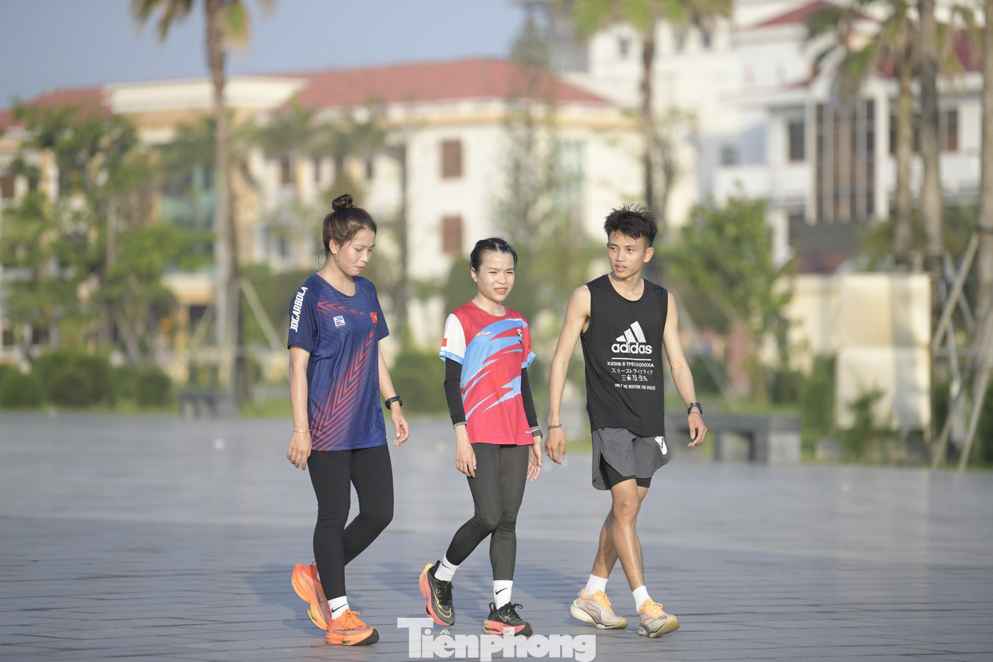 Trong buổi tập sáng tại Quảng trường 1/4, thành phố Tuy Hòa, rất nhiều người dân nhận ra Lê Thị Tuyết, sau đó cổ vũ &quot;Tuyết ơi vô địch nhé&quot;.