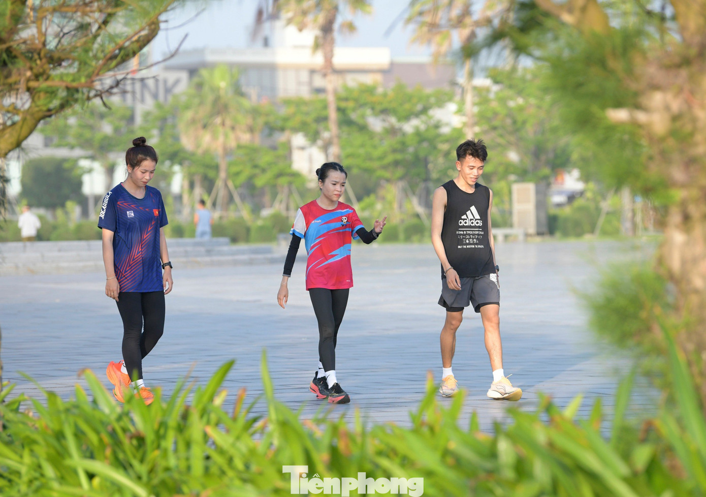 Tranh tài ở Tiền Phong Marathon 2024, đội Phú Yên có 6 vận động viên (VĐV) tham dự. Một nửa trong số đó thi đấu nội dung full marathon (42km). Ngoài Lê Thị Tuyết còn có Nguyễn Đình Văn và Phạm Huỳnh Yến Thư.