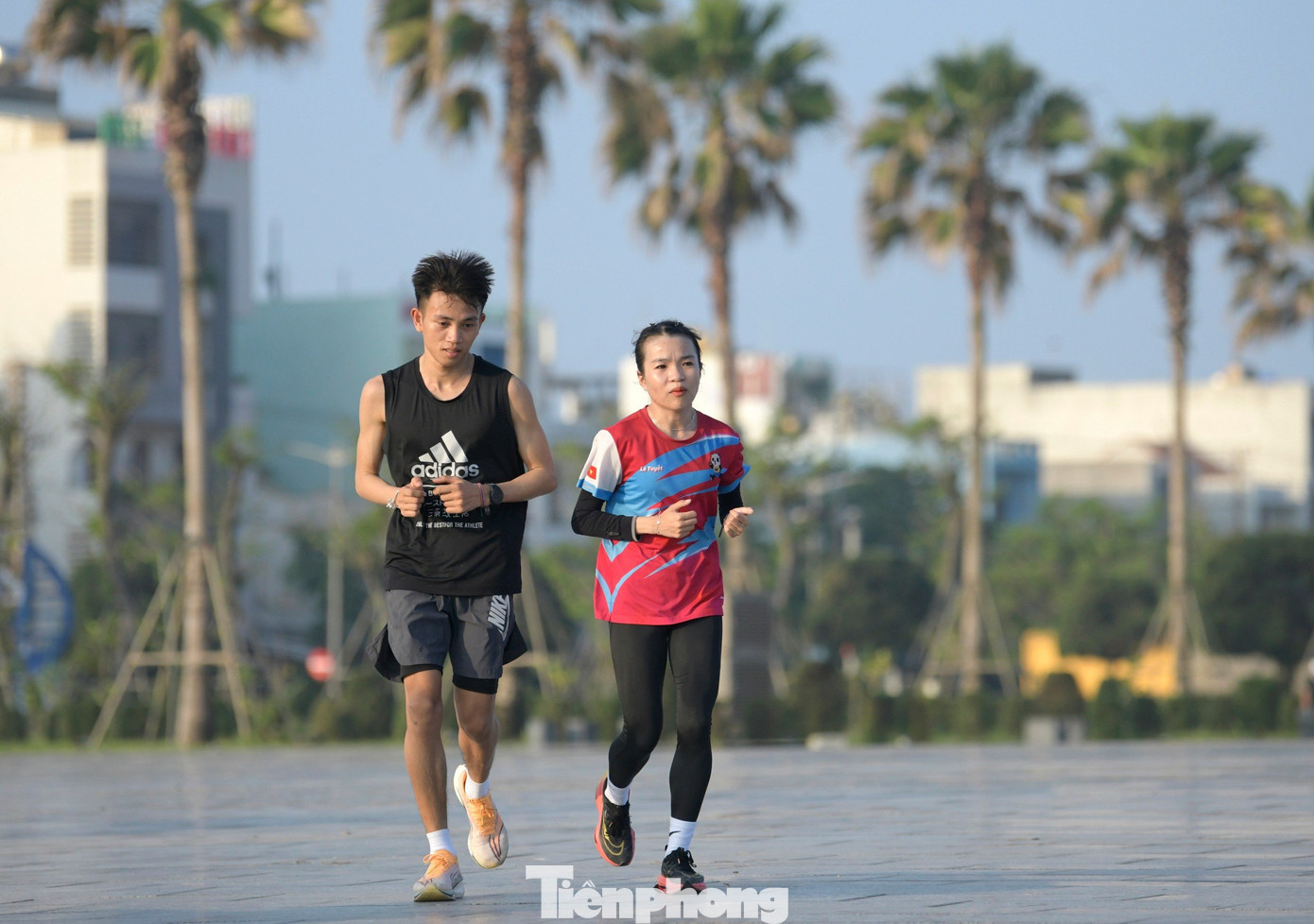 Cô gái bé nhỏ sinh năm 2004 chia sẻ, &quot;được chạy và nhận được sự cổ vũ tại chính quê hương là niềm tự hào không gì sánh nổi&quot;.