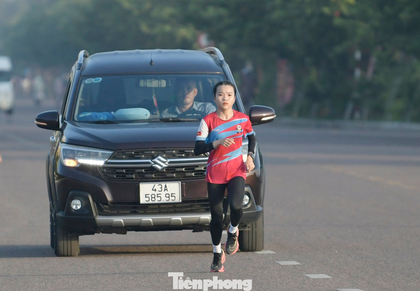 HLV Nguyễn Tuấn Anh luôn rất quan tâm, chăm sóc trò cưng. Trong buổi tập sáng ở đường Độc Lập, ông đi ô tô ngay phía sau, che chắn cho Lê Thị Tuyết. Như ông nói, phòng hờ những xe máy nào đi không để ý, có thể khiến Tuyết bị thương.