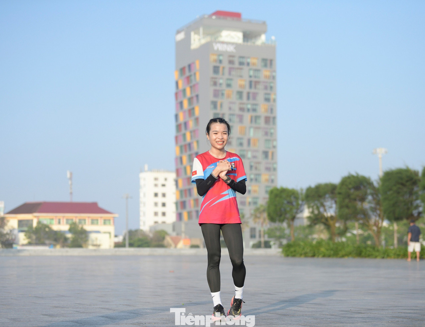 Không lâu sau đó tại SEA Games 32, niềm tự hào của Phú Yên tiếp tục gây kinh ngạc với tấm Huy chương Bạc, đạt thành tích 2 giờ 49 phút dưới cái nắng như đổ lửa ở Siem Seap, Campuchia.