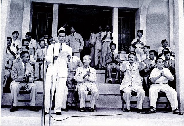 Bác Hồ có mặt trên khán đài sân Cột Cờ để theo dõi cuộc tranh tài giữa tuyển Campuchia và đội tuyển Hà Nội diễn ra ngày 26/5/1957. (Ảnh: TTXVN) Bác Hồ có mặt trên khán đài sân Cột Cờ để theo dõi cuộc tranh tài giữa tuyển Campuchia và đội tuyển Hà Nội diễn ra ngày 26/5/1957. (Ảnh: TTXVN)