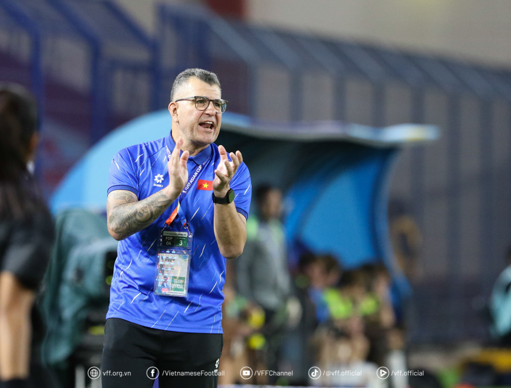 HLV Cristiano Roland nói rằng, để bóng đá Việt Nam phát triển cần tiếp tục đầu tư mạnh mẽ vào đào tạo trẻ như CLB Hà Nội đã làm. HLV Cristiano Roland nói rằng, để bóng đá Việt Nam phát triển cần tiếp tục đầu tư mạnh mẽ vào đào tạo trẻ như CLB Hà Nội đã làm.