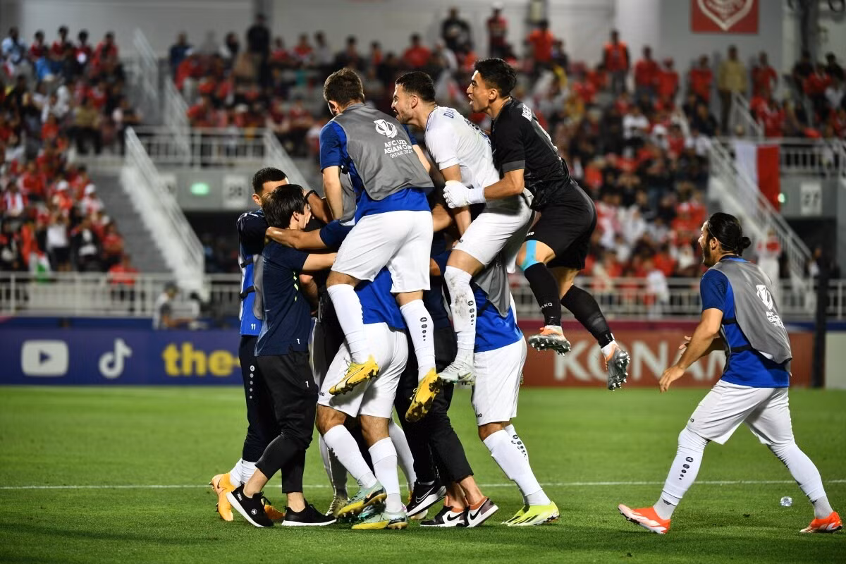Các cầu thủ U23 Uzbekistan ăn mừng sau chiến thắng trước U23 Indonesia ở bán kết. Các cầu thủ U23 Uzbekistan ăn mừng sau chiến thắng trước U23 Indonesia ở bán kết.