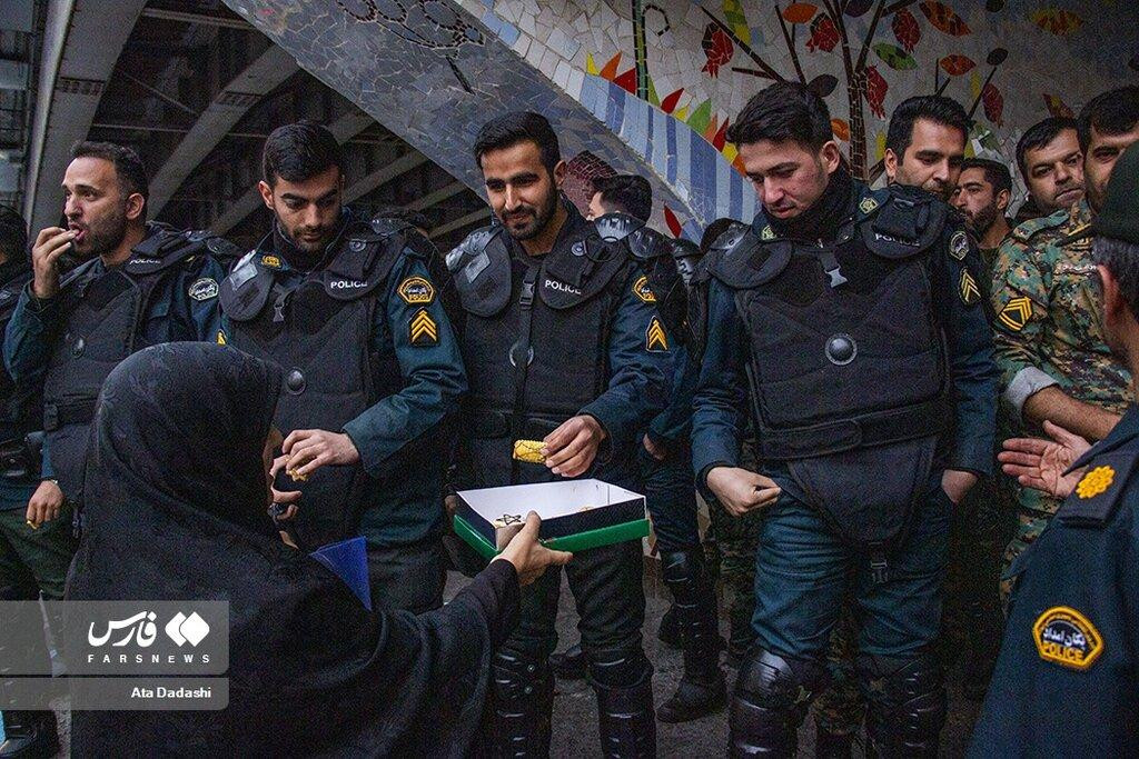 Cảnh sát và lực lượng đặc biệt hòa chung niềm vui chiến thắng. (Ảnh: Farsnews) Cảnh sát và lực lượng đặc biệt hòa chung niềm vui chiến thắng. (Ảnh: Farsnews)