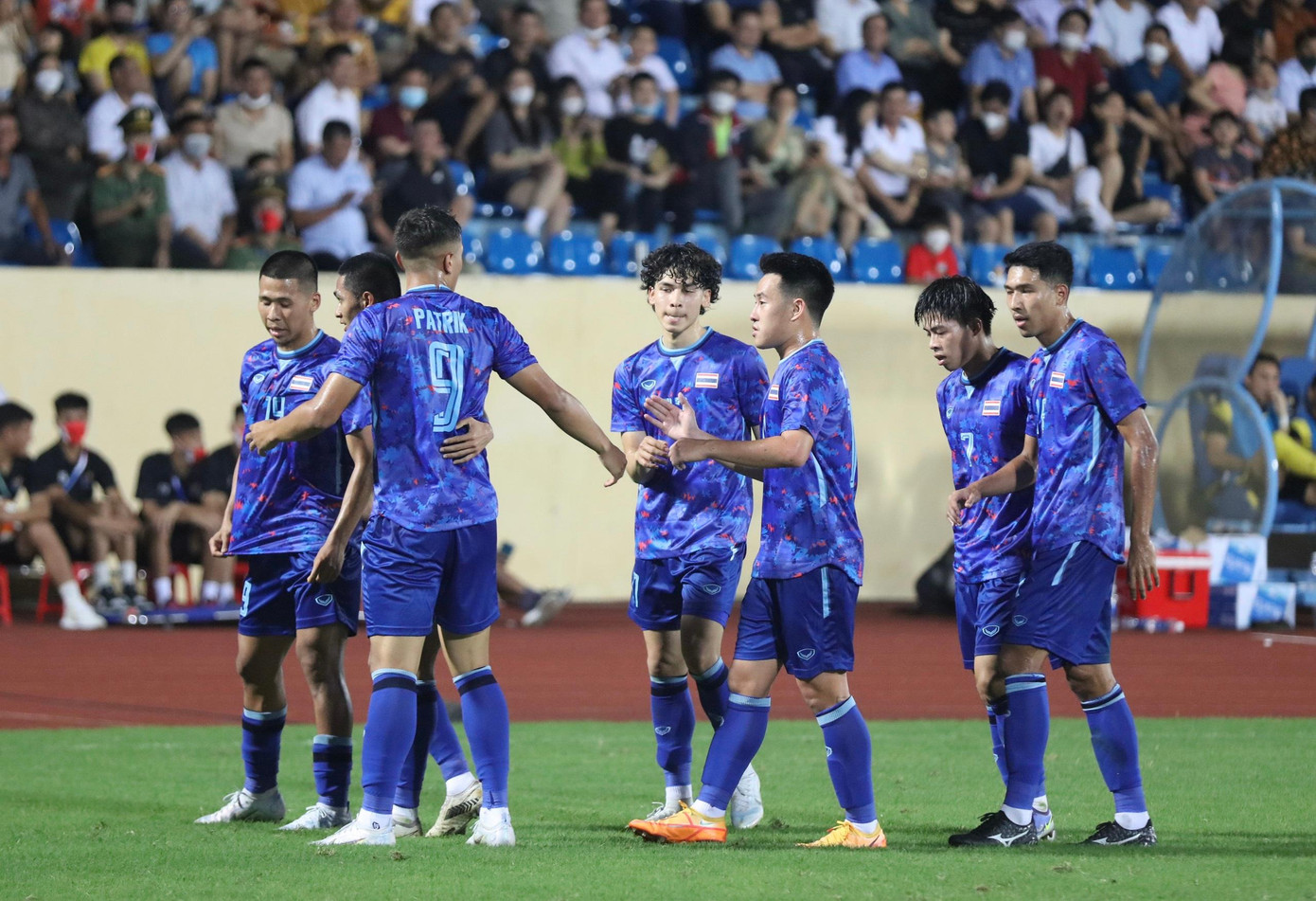 Các cầu thủ U23 Thái Lan ăn mừng sau bàn mở tỷ số. (Ảnh: Như Ý) Các cầu thủ U23 Thái Lan ăn mừng sau bàn mở tỷ số. (Ảnh: Như Ý)