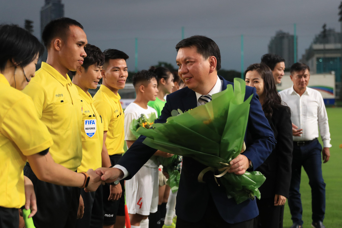 Ông Lê Hoài Anh – Tổng Thư ký LĐBĐVN, Trưởng ban tổ chức giải tặng hoa tổ trọng tài. (Ảnh: VFF)