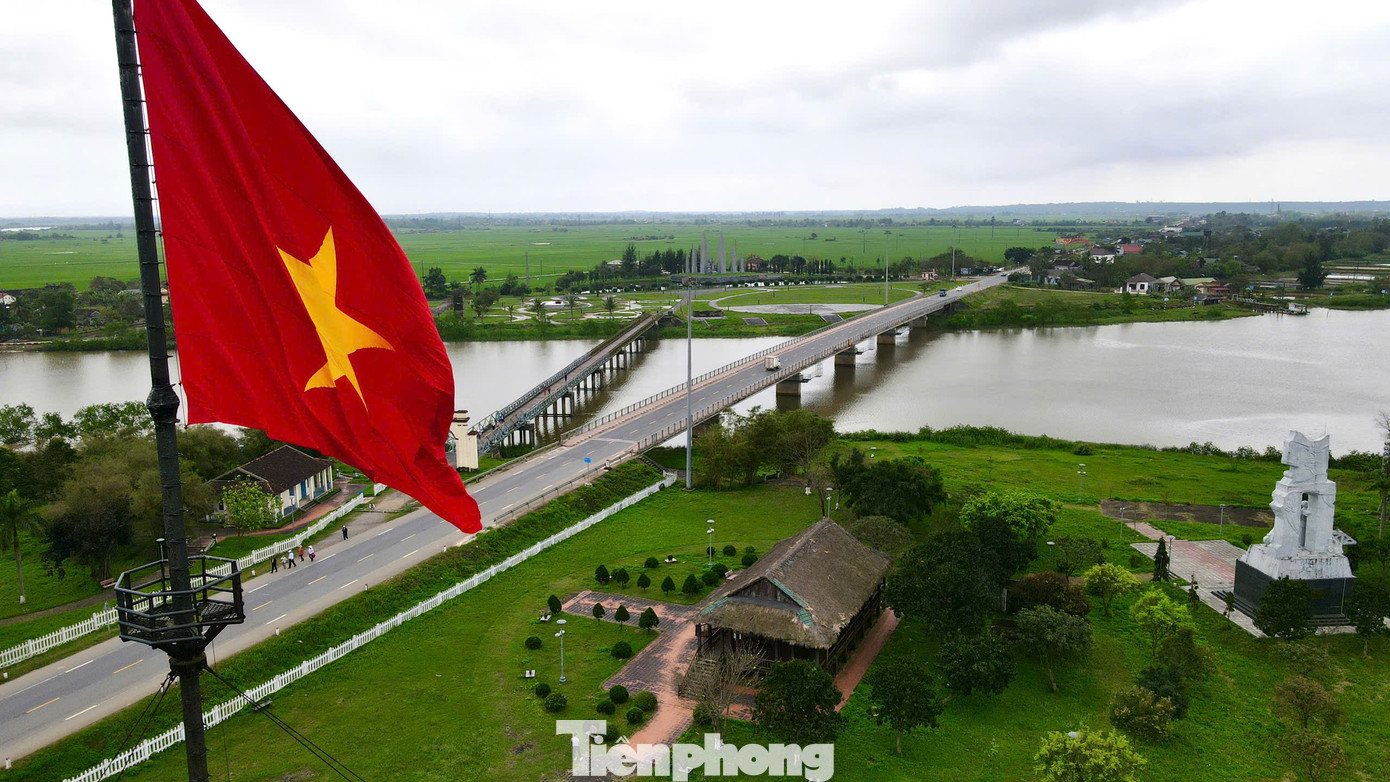 Cách đây 71 năm, ngày 21/7/1954, Hiệp định Geneve được ký kết, đất nước tạm thời chia đôi ở vĩ tuyến 17. Sông Bến Hải - cầu Hiền Lương được chọn làm vùng giới tuyến quân sự tạm thời chia cắt đất nước thành hai miền nam-bắc.