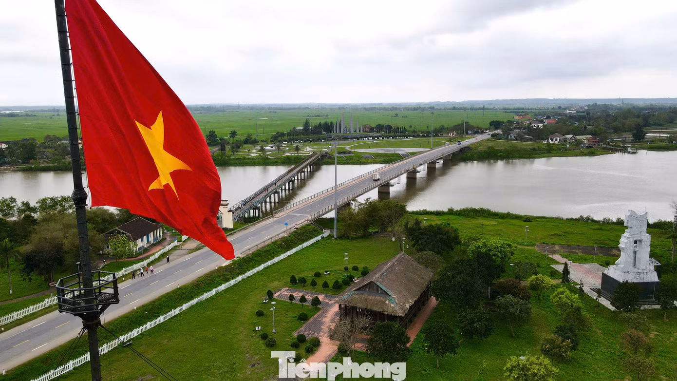 Cách đây 71 năm, ngày 21/7/1954, Hiệp định Geneve được ký kết, đất nước tạm thời chia đôi ở vĩ tuyến 17. Sông Bến Hải - cầu Hiền Lương được chọn làm vùng giới tuyến quân sự tạm thời chia cắt đất nước thành hai miền nam-bắc.