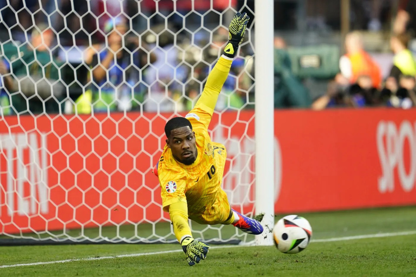 Maignan mới chỉ nhận 1 bàn thua tại EURO 2024, và nó đến từ chấm phạt đền ở trận gặp Ba Lan.