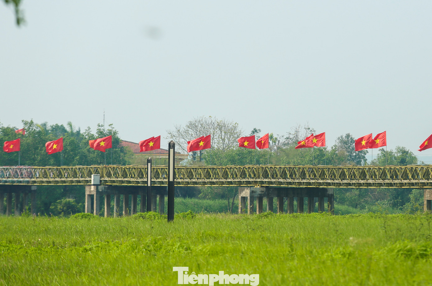 Bên cạnh Lễ Thượng cờ, Tiền Phong Marathon 2025 còn diễn ra nhiều hoạt động giàu tính nhân văn khác, như Dâng hương tưởng niệm các Anh hùng liệt sỹ tại Nghĩa trang Trường Sơn, Nghĩa trang Đường 9, Thành cổ Quảng Trị; Lễ thả hoa đăng bên dòng sông Thạch Hãn; Trao tặng nhà tình nghĩa trên địa bàn tỉnh Quảng Trị.