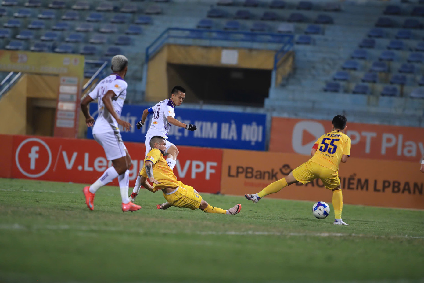 Văn Quyết lập cú đúp, CLB Hà Nội áp sát tốp 3 ảnh 18 Văn Quyết lập cú đúp, CLB Hà Nội áp sát tốp 3 ảnh 18