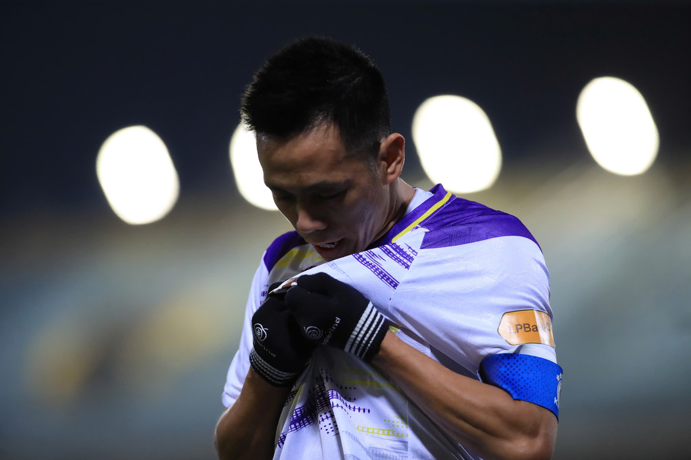 Văn Quyết lập cú đúp, CLB Hà Nội áp sát tốp 3 ảnh 21 Văn Quyết lập cú đúp, CLB Hà Nội áp sát tốp 3 ảnh 21