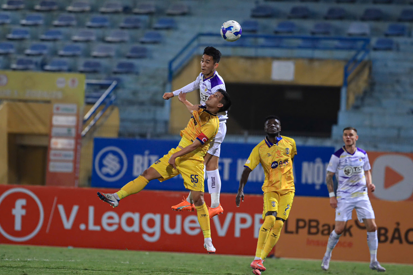 Văn Quyết lập cú đúp, CLB Hà Nội áp sát tốp 3 ảnh 12 Văn Quyết lập cú đúp, CLB Hà Nội áp sát tốp 3 ảnh 12