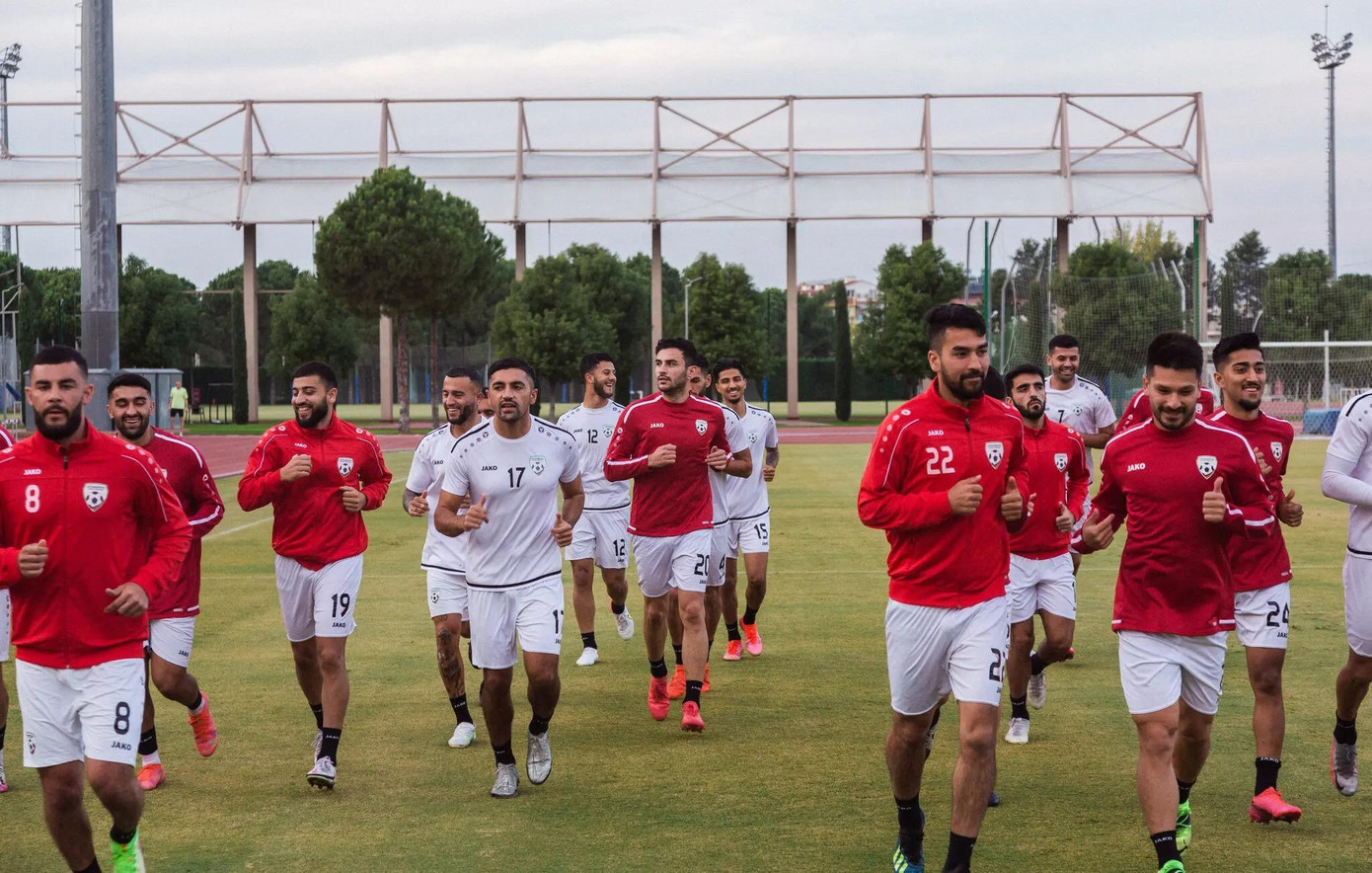 Dù thiếu thốn trăm bề, ĐT Afghanistan vẫn tập luyện với đầy ắp tiếng cười. (Ảnh: NY Times)