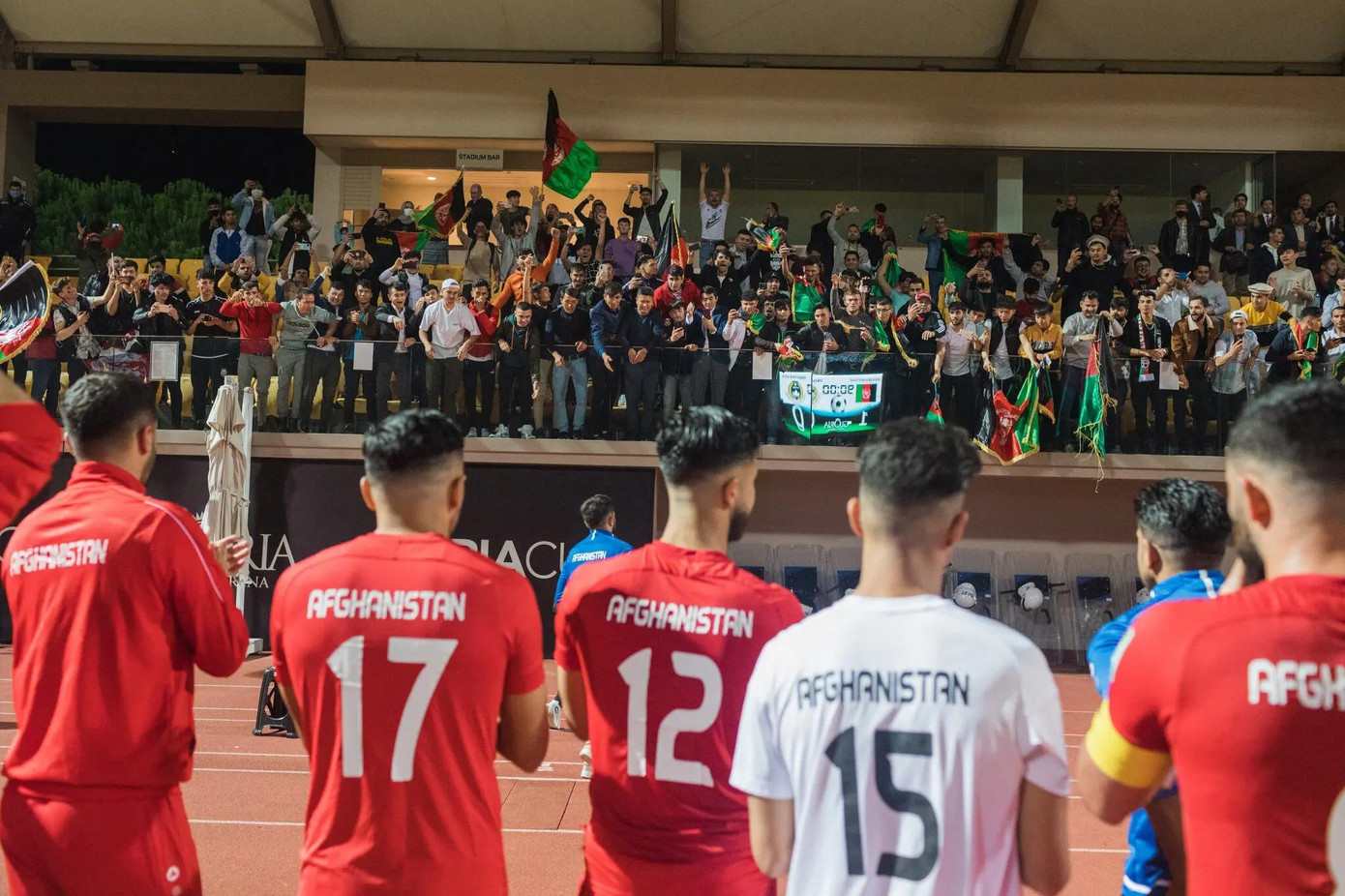 Các cầu thủ Afghanistan tri ân người hâm mộ sau chiến thắng 1-0 trước Indonesia. (Ảnh: NY Times)