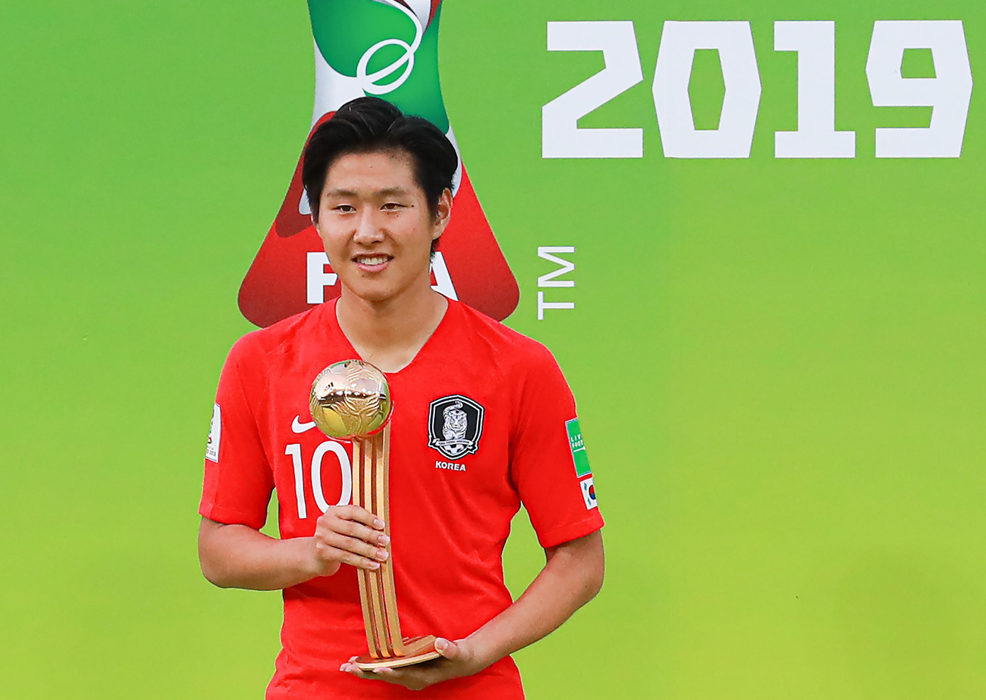 Lee Kang-in nhận giải thưởng Quả bóng Vàng U20 World Cup 2019. (Ảnh: YNA) Lee Kang-in nhận giải thưởng Quả bóng Vàng U20 World Cup 2019. (Ảnh: YNA)