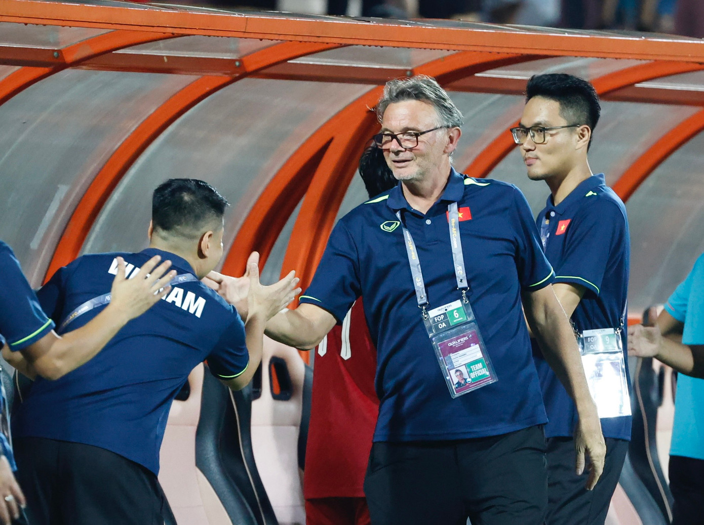 HLV Troussier vui mừng với chiến thắng giúp đội giành vé sớm.