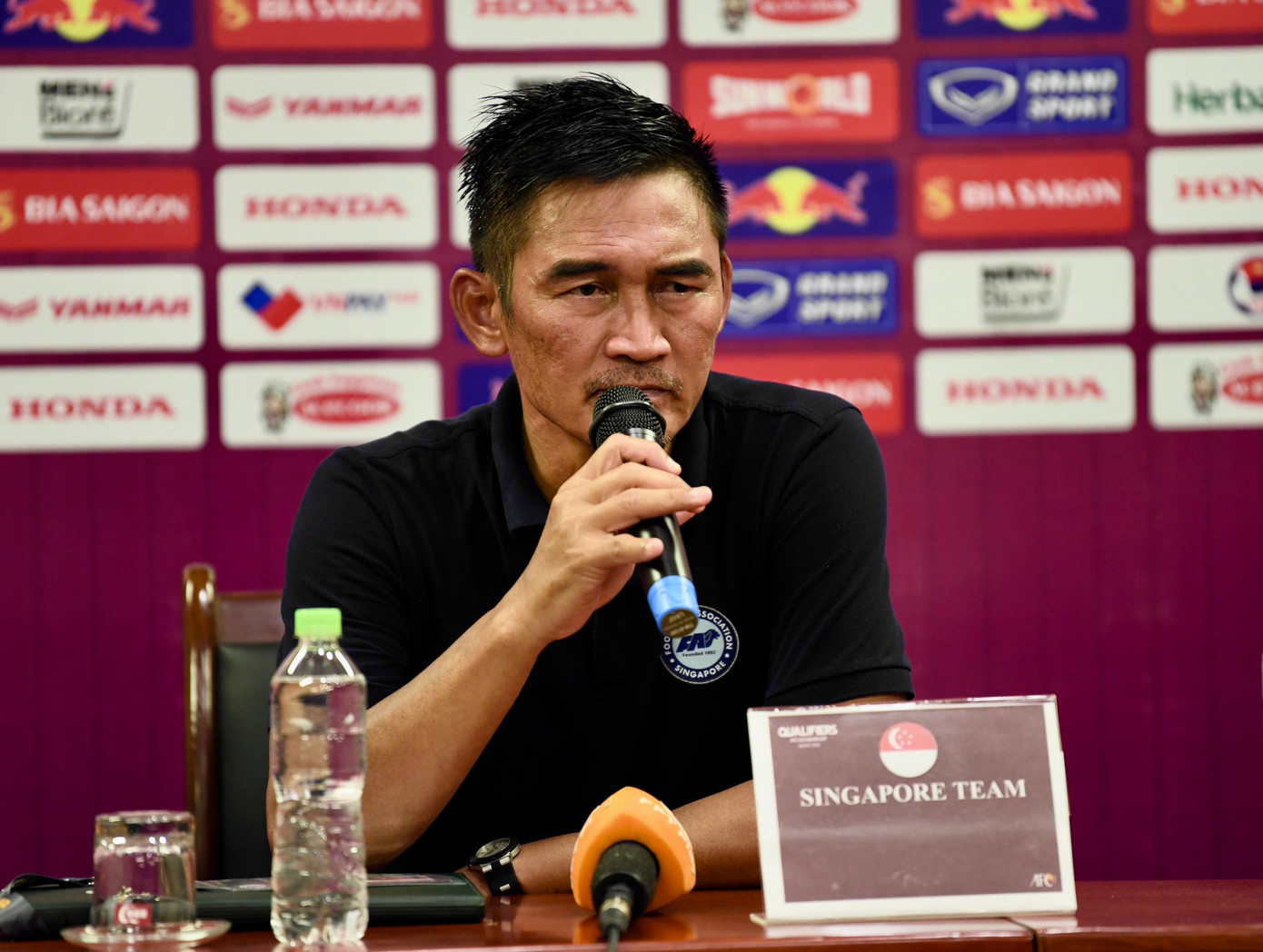 HLV Nazri Nasir của U23 Singapore thất vọng với kết quả hòa, khiến cơ hội đi tiếp của U23 Singapore còn rất ít. (Ảnh: Như Ý)